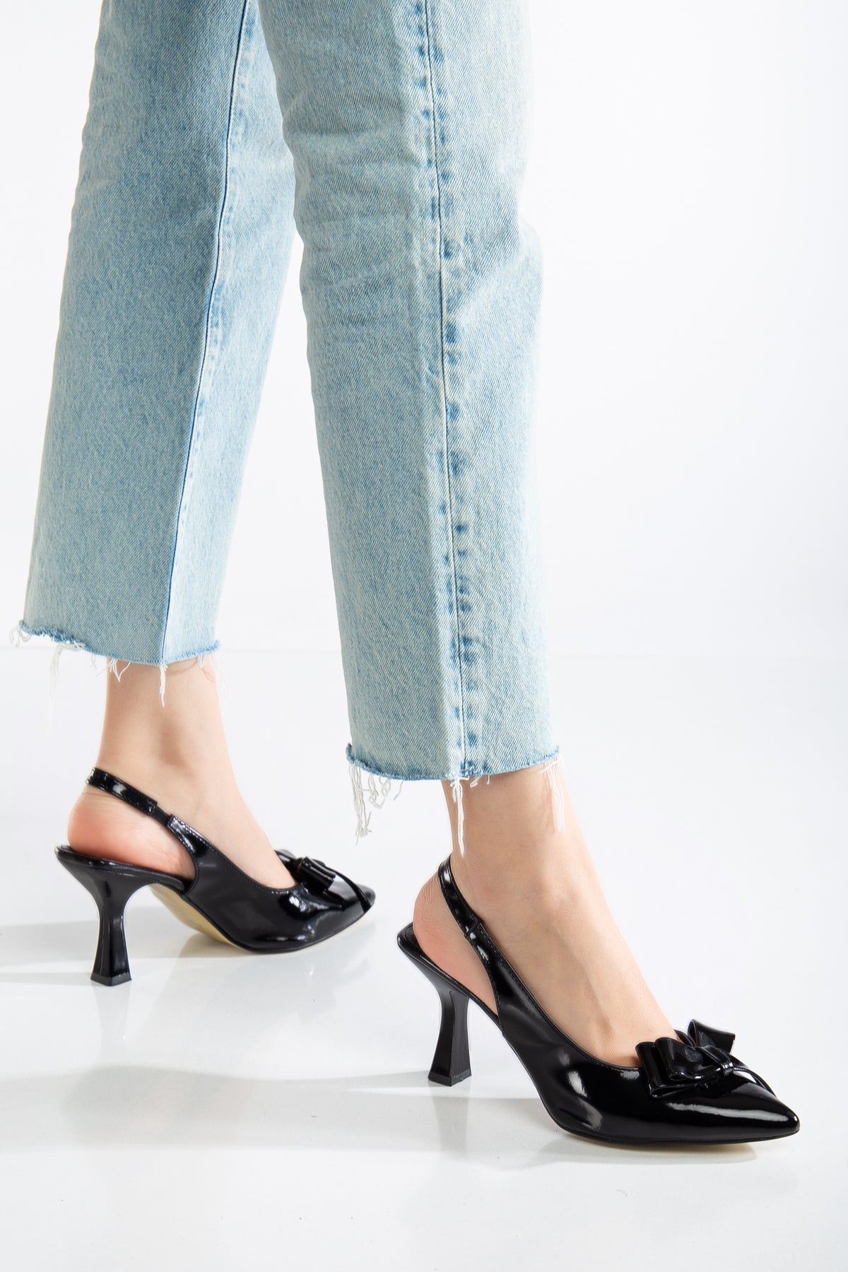 Brielfy 9 cm İnce Topuklu Fiyonklu Slingback Ayakkabı – Neolit Taban, Ayarlanabilir Kayış, Bej Bordo Siyah