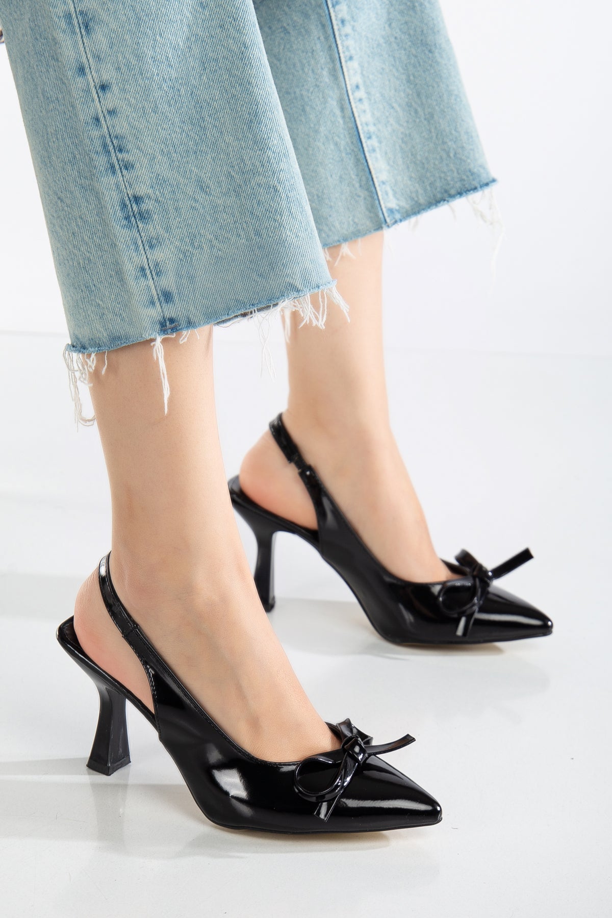 BRIELFY Flag Koleksiyonu İnce Fiyonklu Siyah Rugan 9 cm Kadeh Topuk Slingback – Kaymaz Neolit Taban