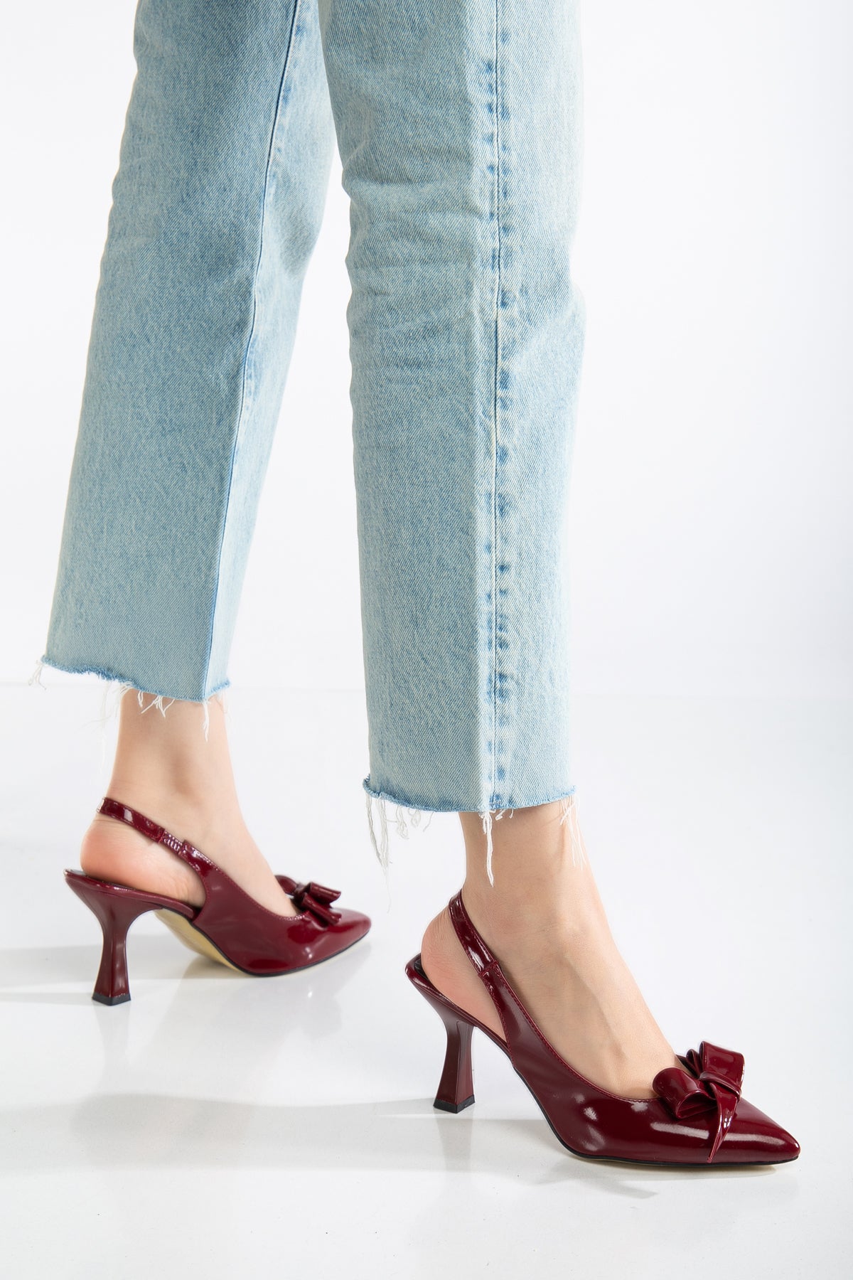 Brielfy 9 cm İnce Topuklu Fiyonklu Slingback Ayakkabı – Neolit Taban, Ayarlanabilir Kayış, Bej Bordo Siyah