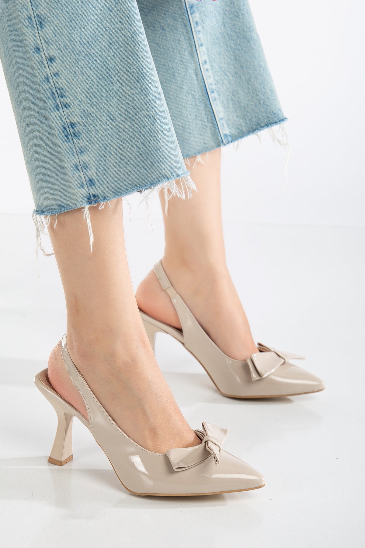 Brielfy 9 cm İnce Topuklu Fiyonklu Slingback Ayakkabı – Neolit Taban, Ayarlanabilir Kayış, Bej Bordo Siyah
