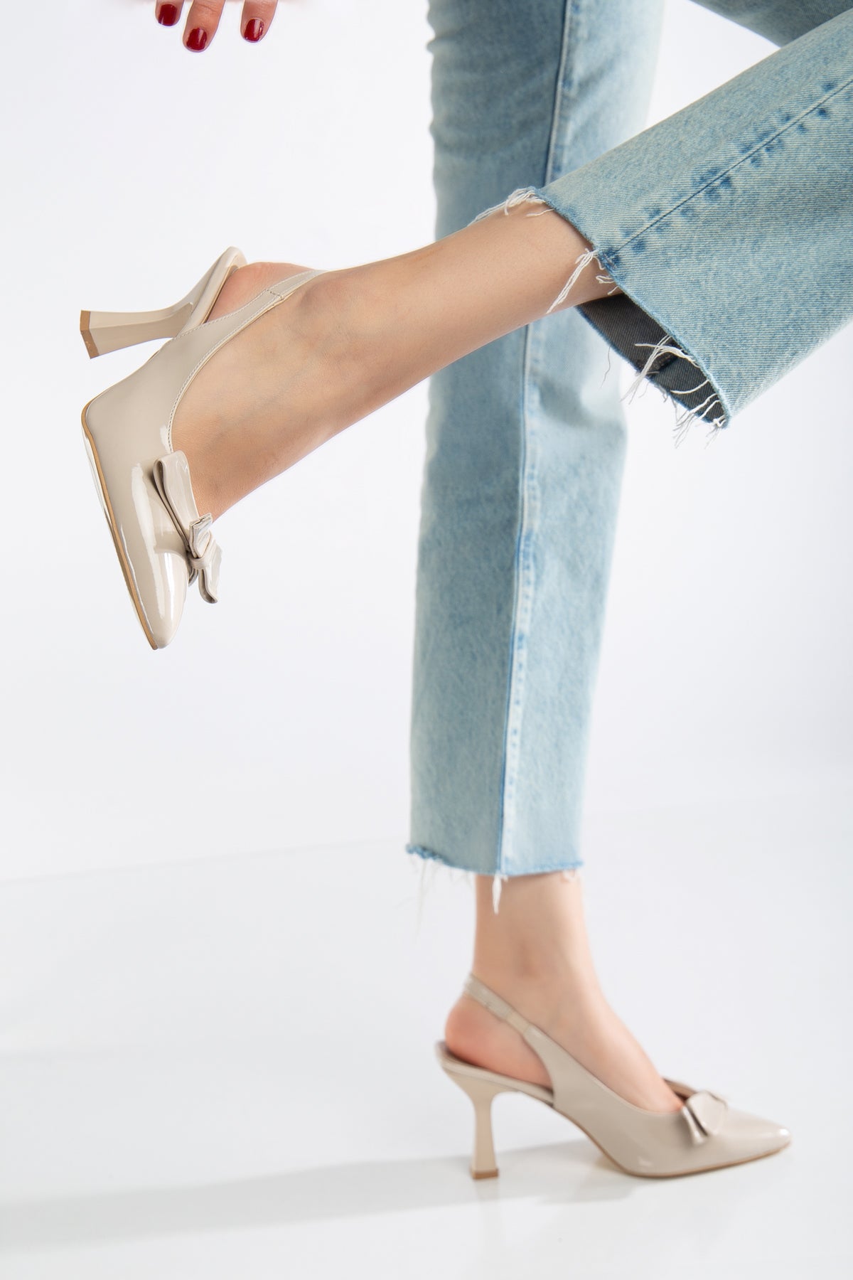 Brielfy 9 cm İnce Topuklu Fiyonklu Slingback Ayakkabı – Neolit Taban, Ayarlanabilir Kayış, Bej Bordo Siyah