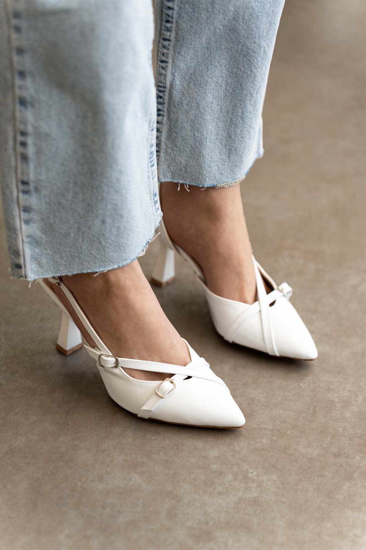 BRIELFY Üç Tokalı Beyaz 9 cm Kadeh Topuk Slingback – Ayarlanabilir Tokalı, Kaymaz Neolit Taban Stiletto