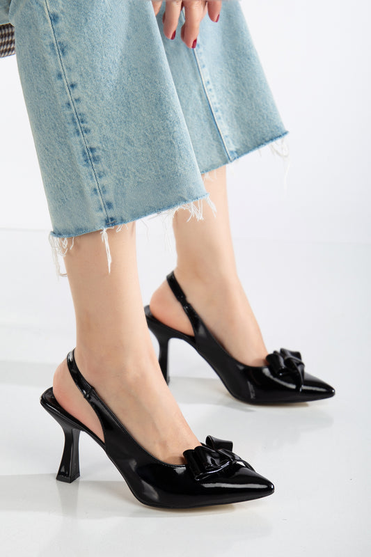 Brielfy 9 cm İnce Topuklu Fiyonklu Slingback Ayakkabı – Neolit Taban, Ayarlanabilir Kayış, Bej Bordo Siyah