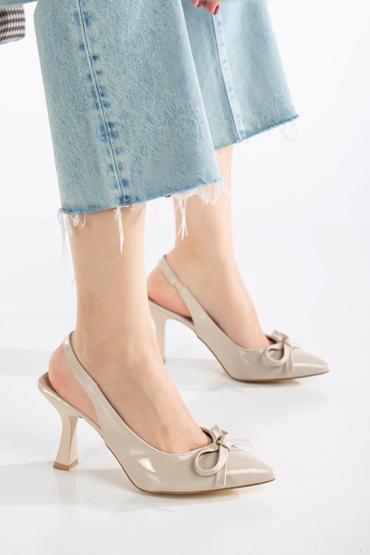 Brielfy Bej Rugan İnce Fiyonklu 9 cm Kadeh Topuk Slingback Stiletto – Ayarlanabilir Bantlı, Neolit Taban