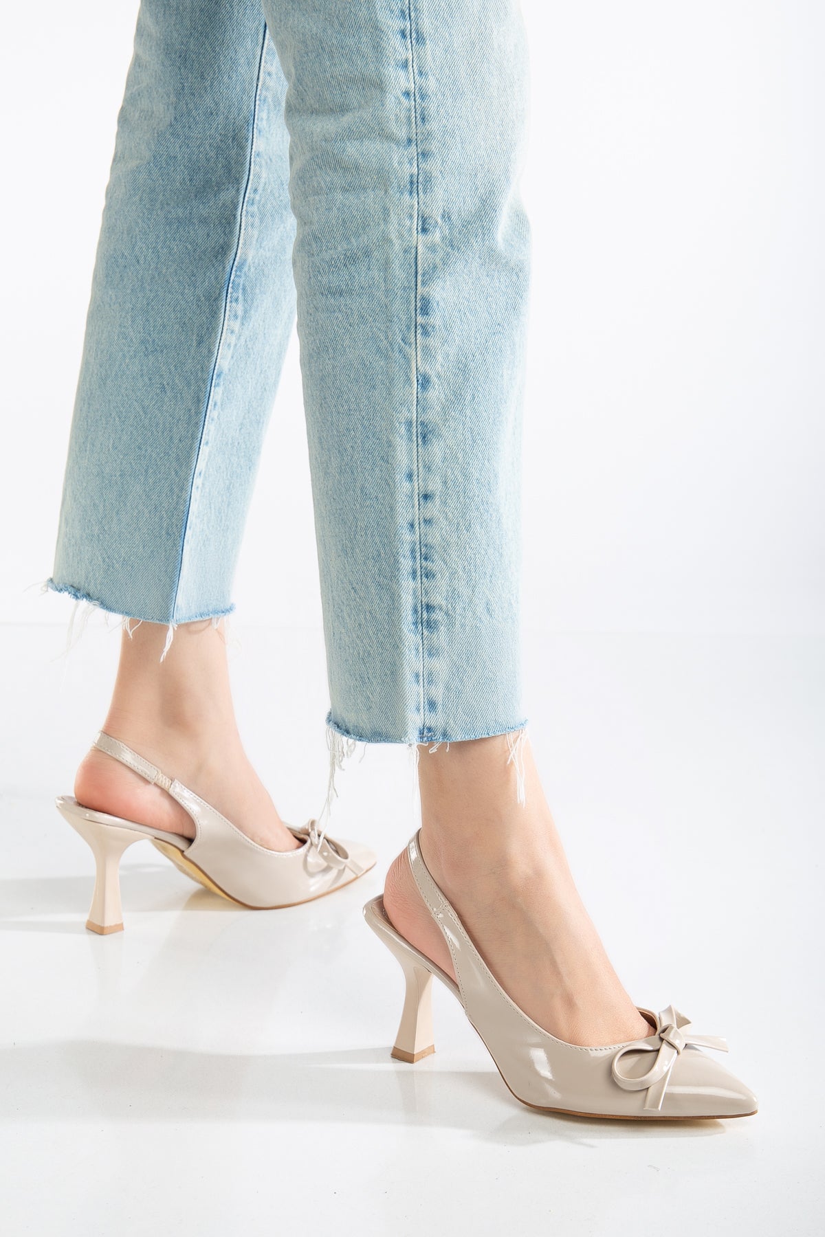 Brielfy Bej Rugan İnce Fiyonklu 9 cm Kadeh Topuk Slingback Stiletto – Ayarlanabilir Bantlı, Neolit Taban