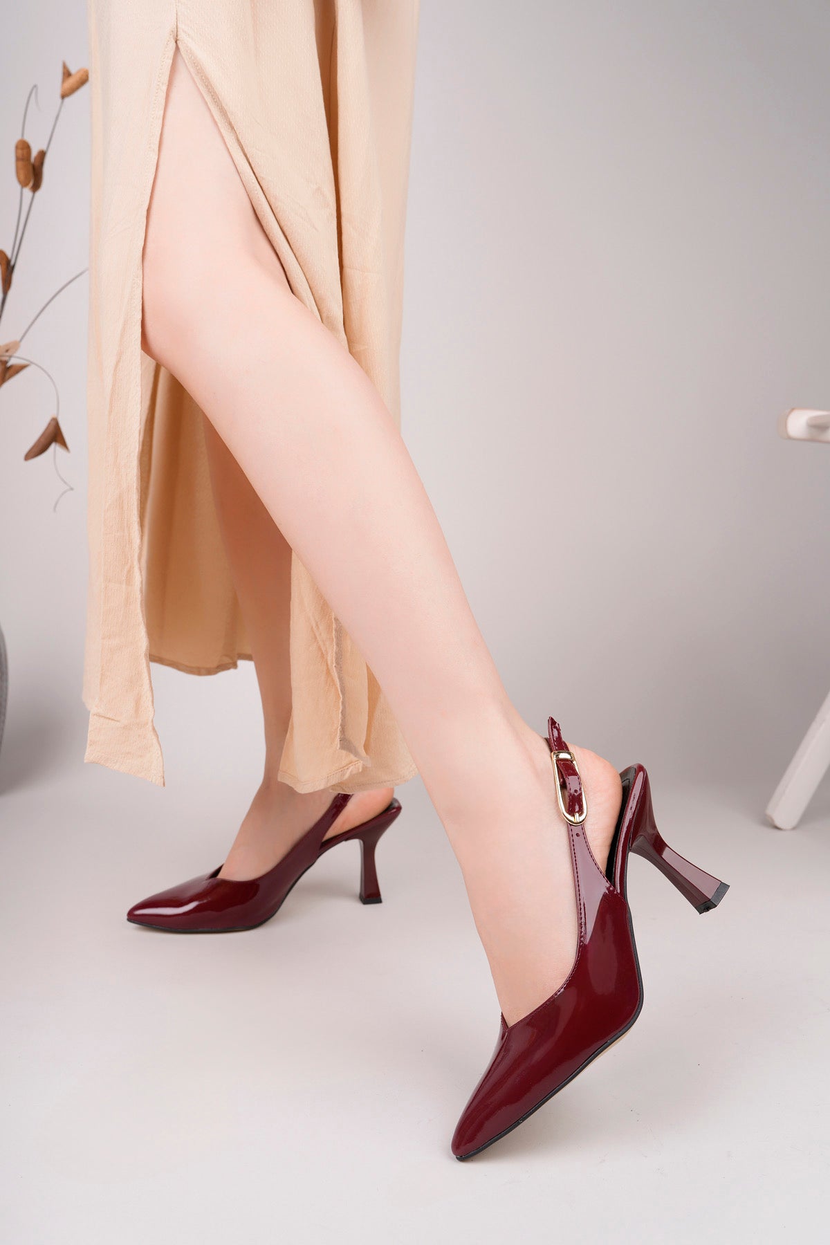 Brielfy 9 cm İnce Topuklu Sivri Burun Slingback Ayakkabı – Ayarlanabilir Altın Tokalı, Neolit Taban
