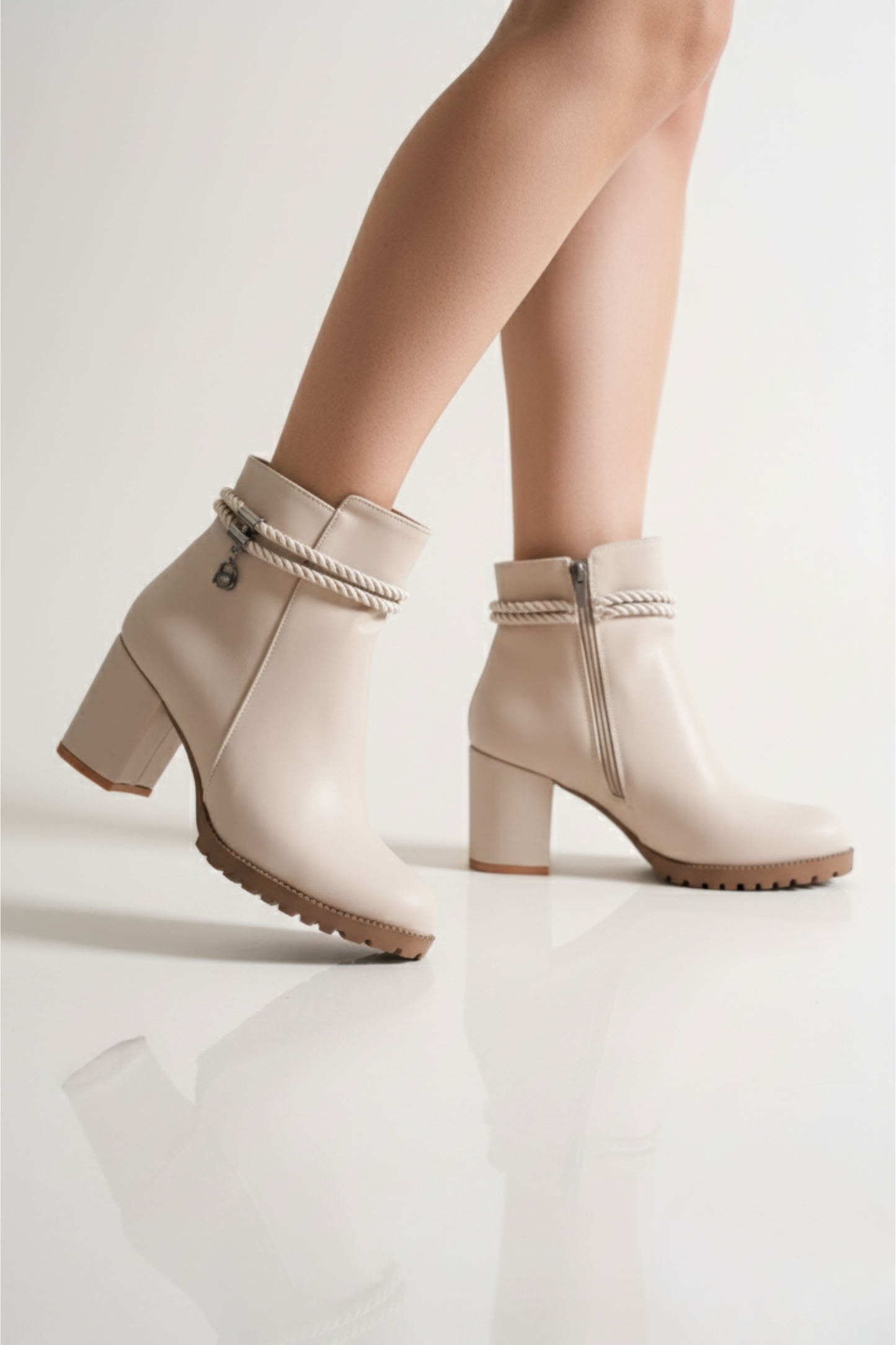 Brielfy Halat Tokalı Bej Topuklu Kadın Bot