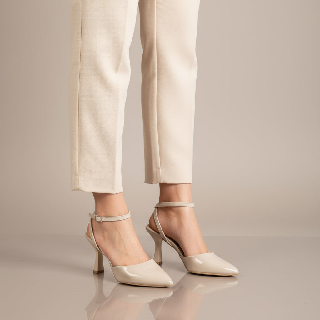 BRIELFY – Bej Bilekten Bağlamalı İnce Topuk Ayakkabı – 9 cm Parlak Görünümlü