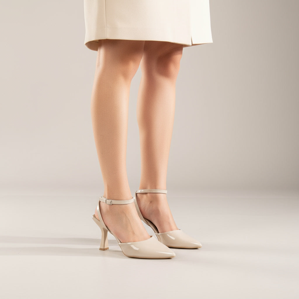 BRIELFY – Bej Bilekten Bağlamalı İnce Topuk Ayakkabı – 9 cm Parlak Görünümlü