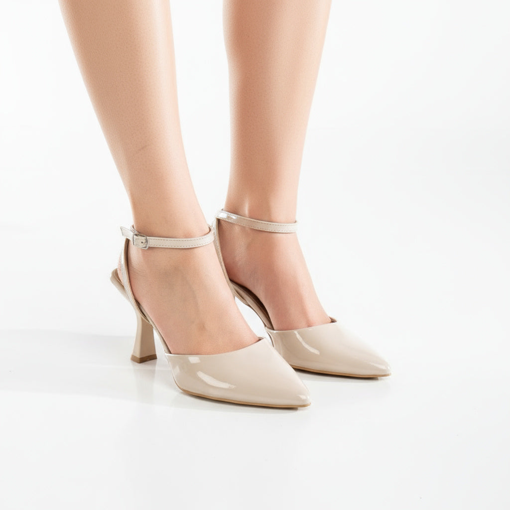 BRIELFY – Bej Bilekten Bağlamalı İnce Topuk Ayakkabı – 9 cm Parlak Görünümlü