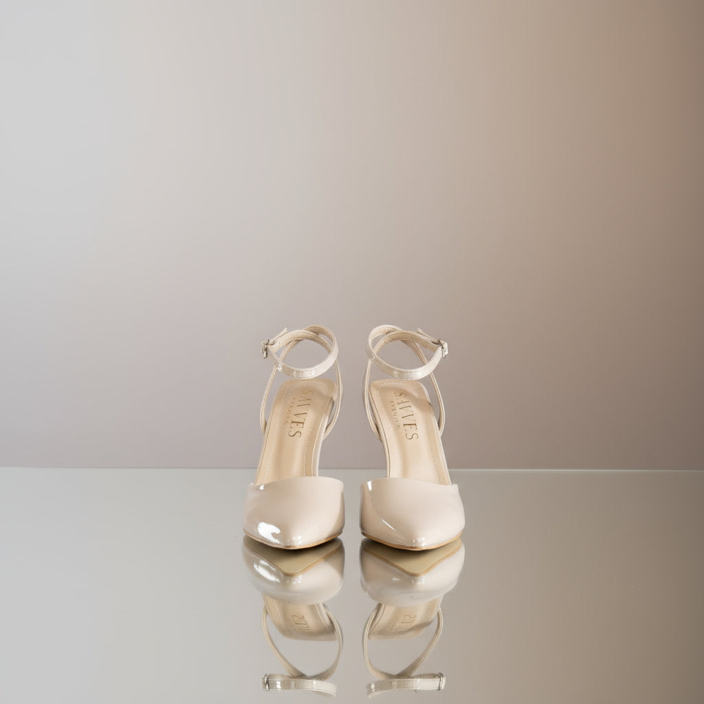 BRIELFY – Bej Bilekten Bağlamalı İnce Topuk Ayakkabı – 9 cm Parlak Görünümlü