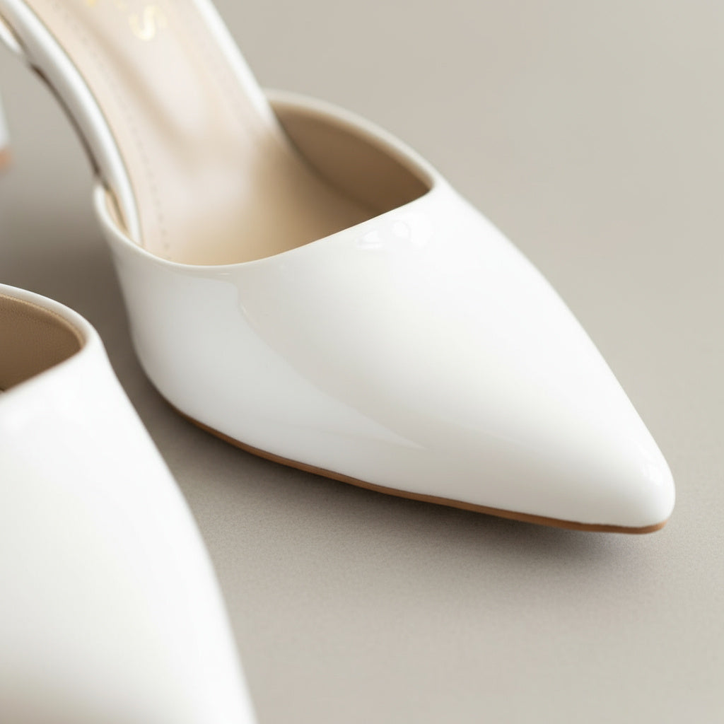 BRIELFY – Beyaz Bilekten Bağlamalı İnce Topuk Ayakkabı – 9 cm Parlak Görünümlü