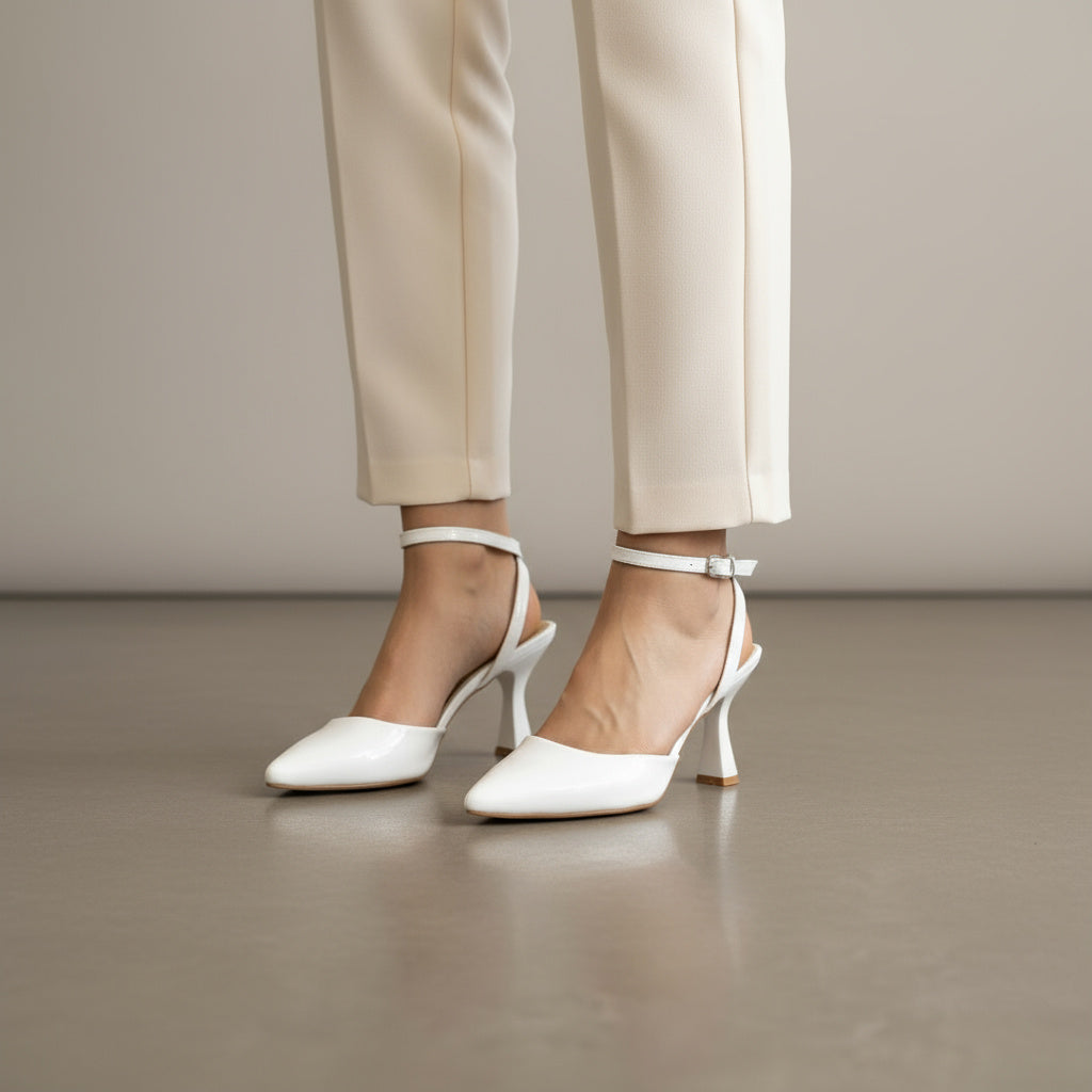 BRIELFY – Beyaz Bilekten Bağlamalı İnce Topuk Ayakkabı – 9 cm Parlak Görünümlü
