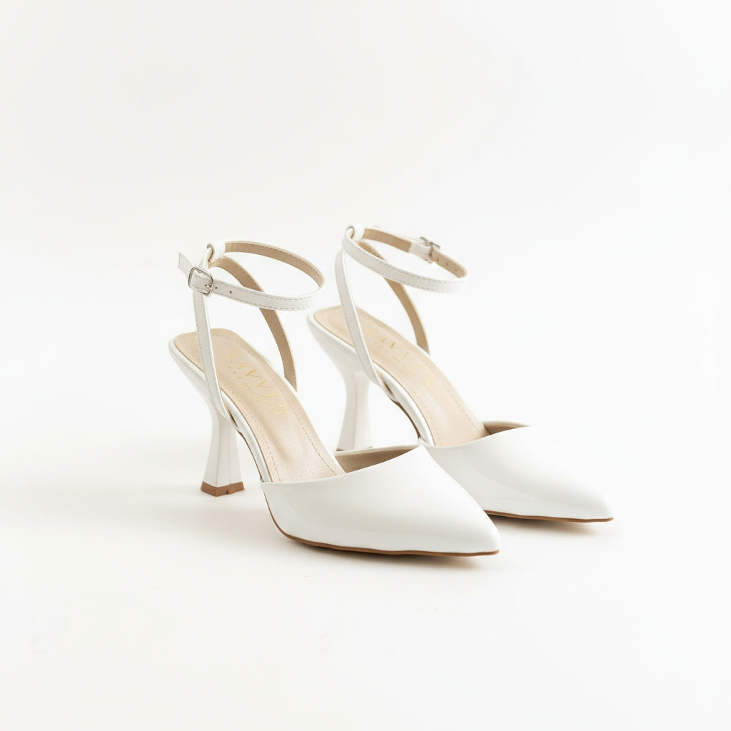 BRIELFY – Beyaz Bilekten Bağlamalı İnce Topuk Ayakkabı – 9 cm Parlak Görünümlü