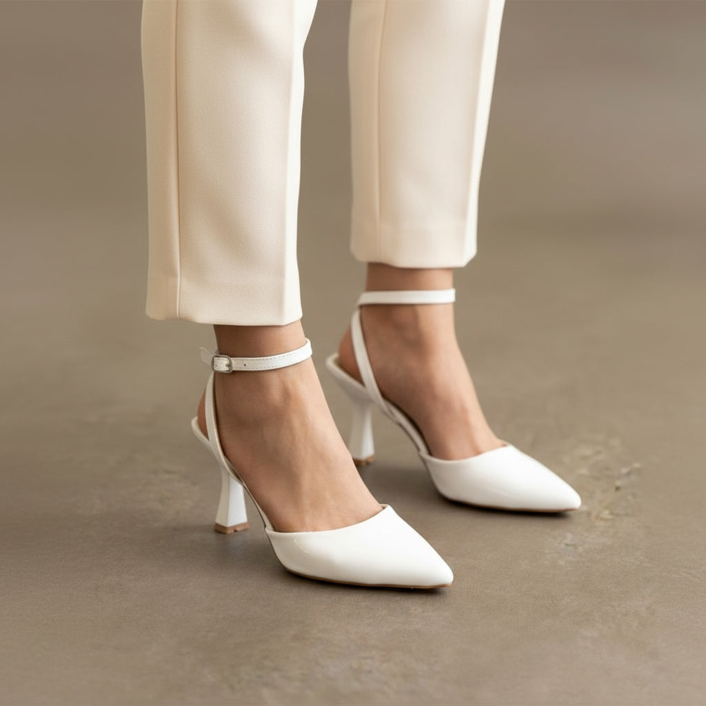 BRIELFY – Beyaz Bilekten Bağlamalı İnce Topuk Ayakkabı – 9 cm Parlak Görünümlü