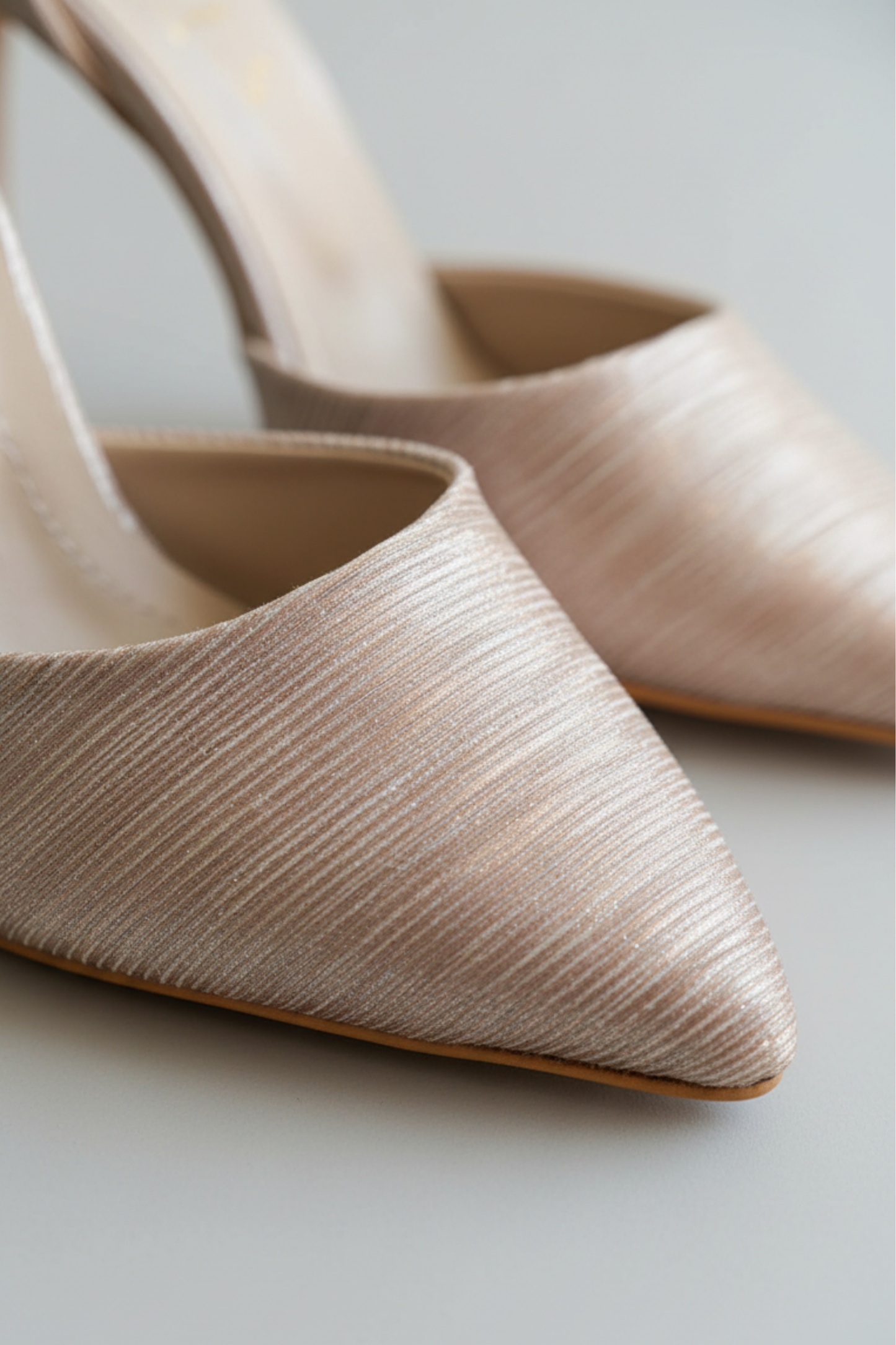 BRIELFY – Bej Simli Bilekten Bağlamalı İnce Topuklu Ayakkabı – 9 cm