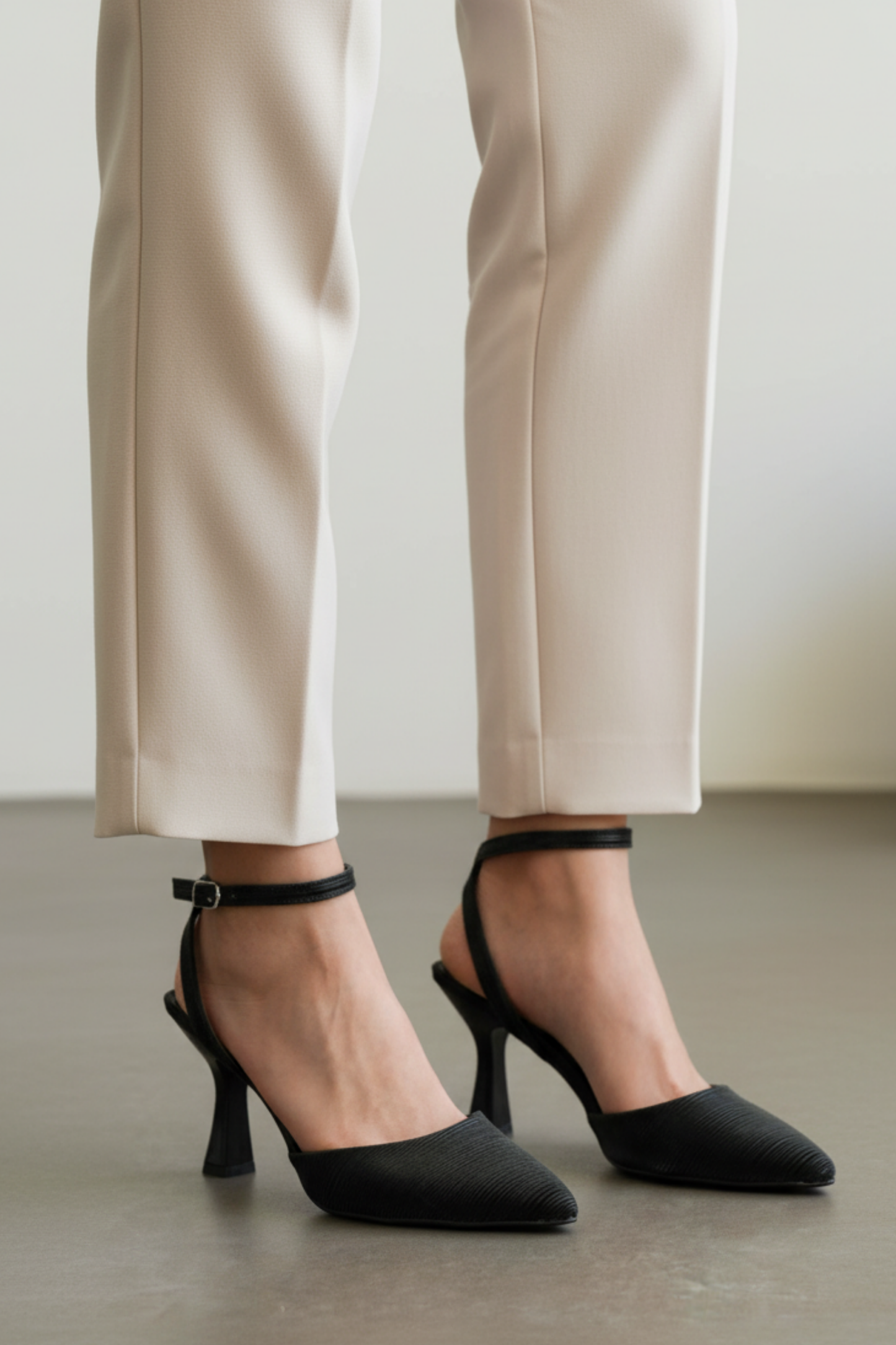 BRIELFY – Siyah Bilekten Bağlamalı İnce Topuklu Ayakkabı – 9 cm