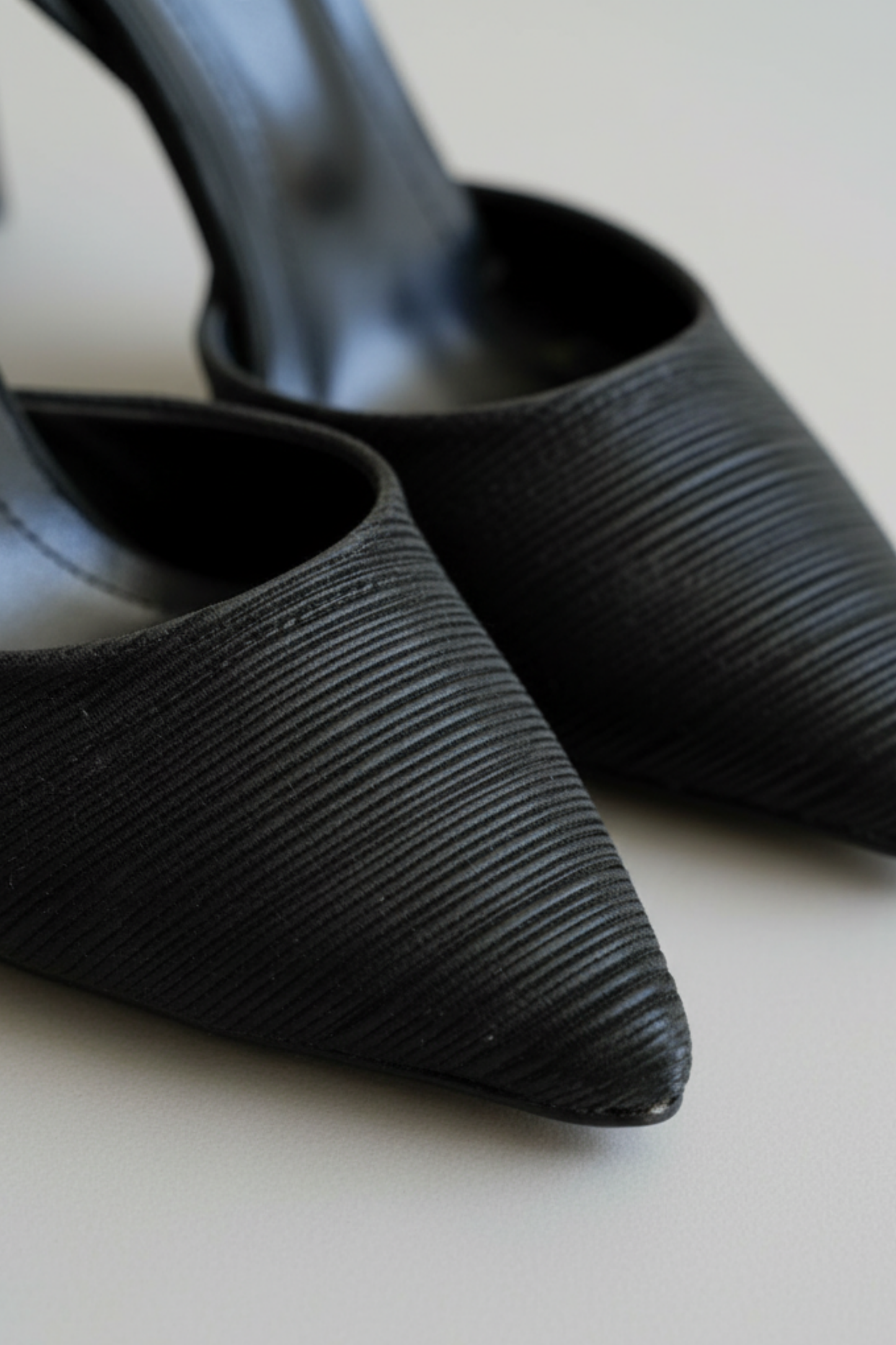 BRIELFY – Siyah Bilekten Bağlamalı İnce Topuklu Ayakkabı – 9 cm