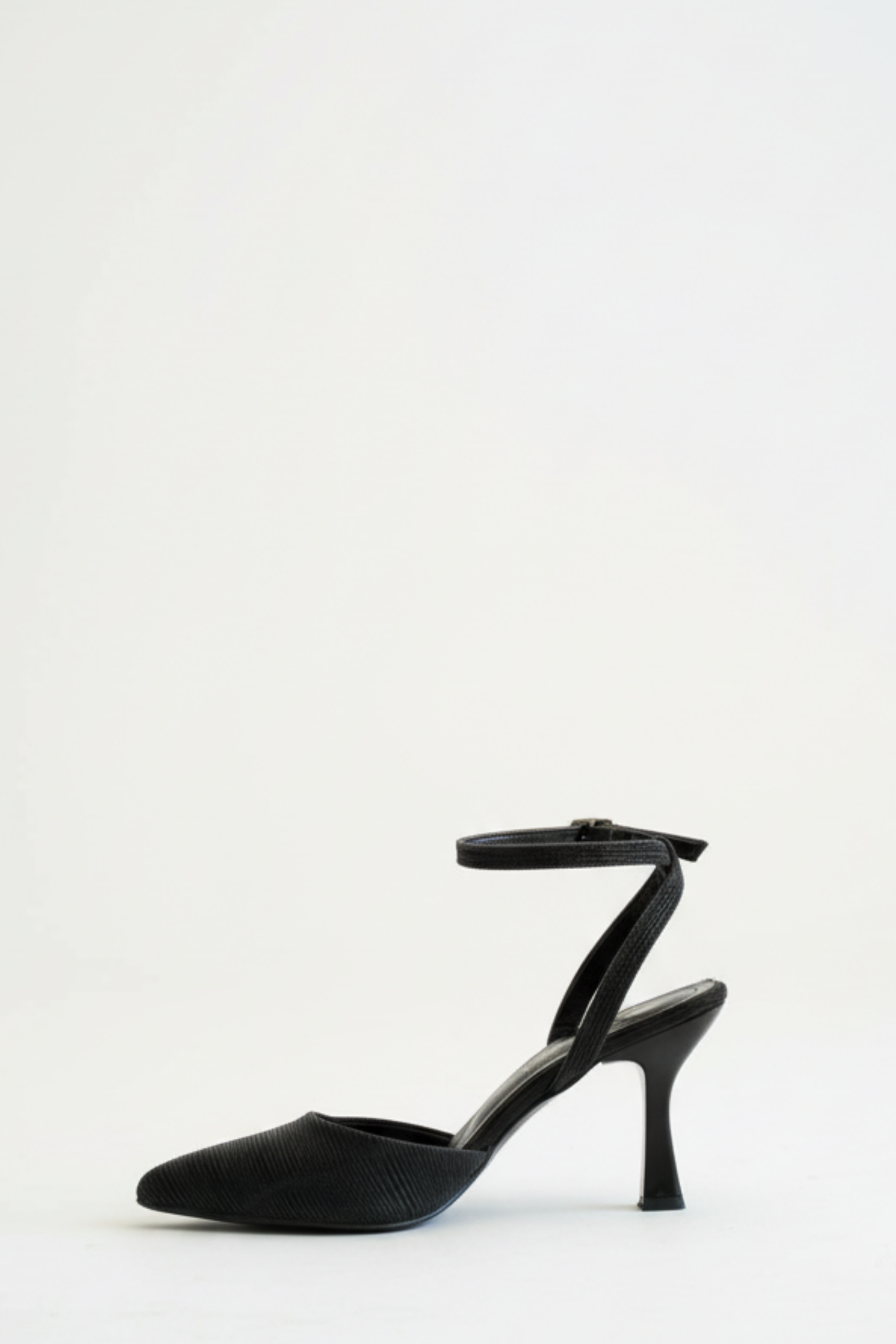 BRIELFY – Siyah Bilekten Bağlamalı İnce Topuklu Ayakkabı – 9 cm