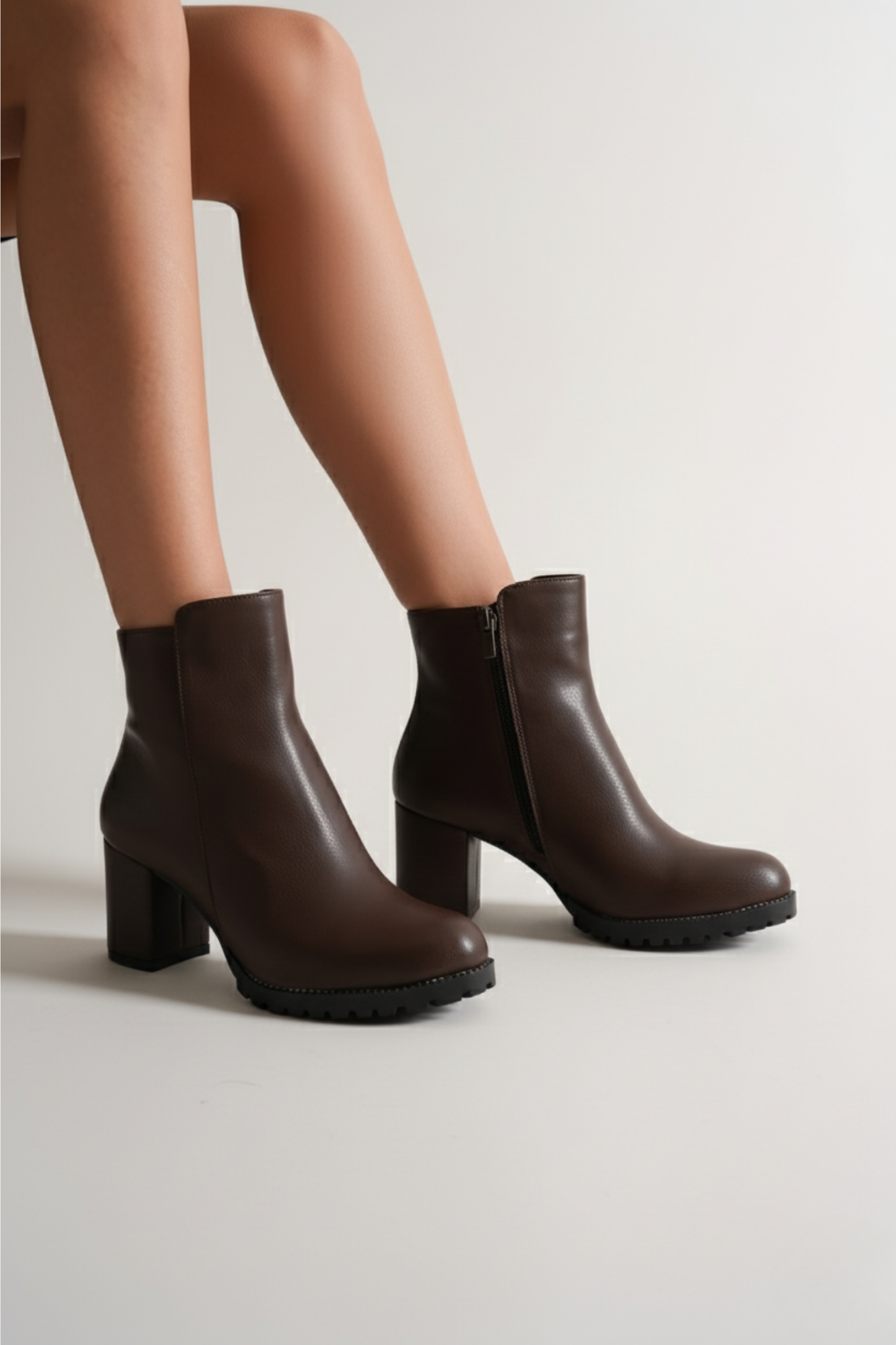 Brielfy Düz Kahverengi Topuklu Kadın Bot | Zamansız Şıklık, Günlük Konfor