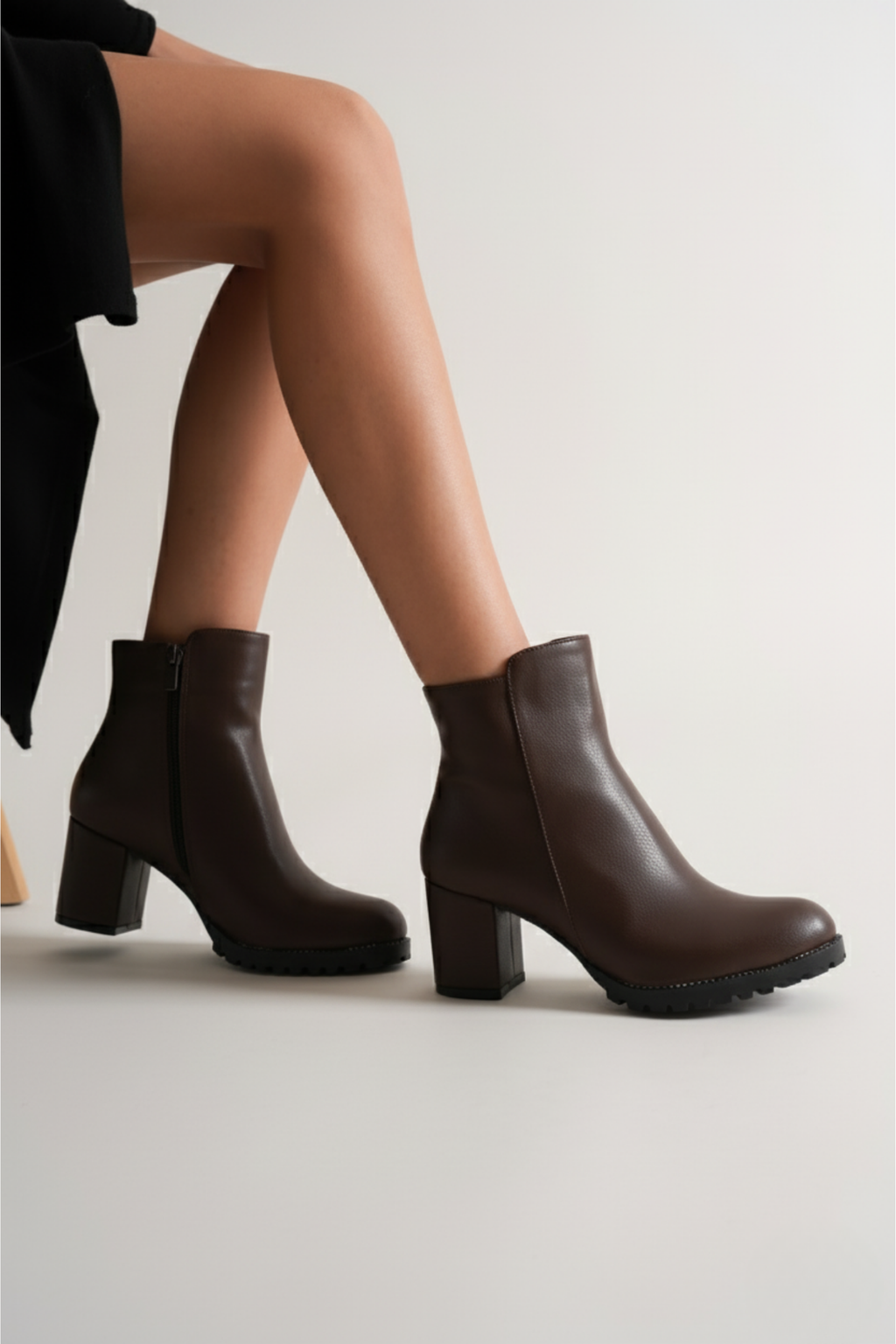 Brielfy Düz Kahverengi Topuklu Kadın Bot | Zamansız Şıklık, Günlük Konfor