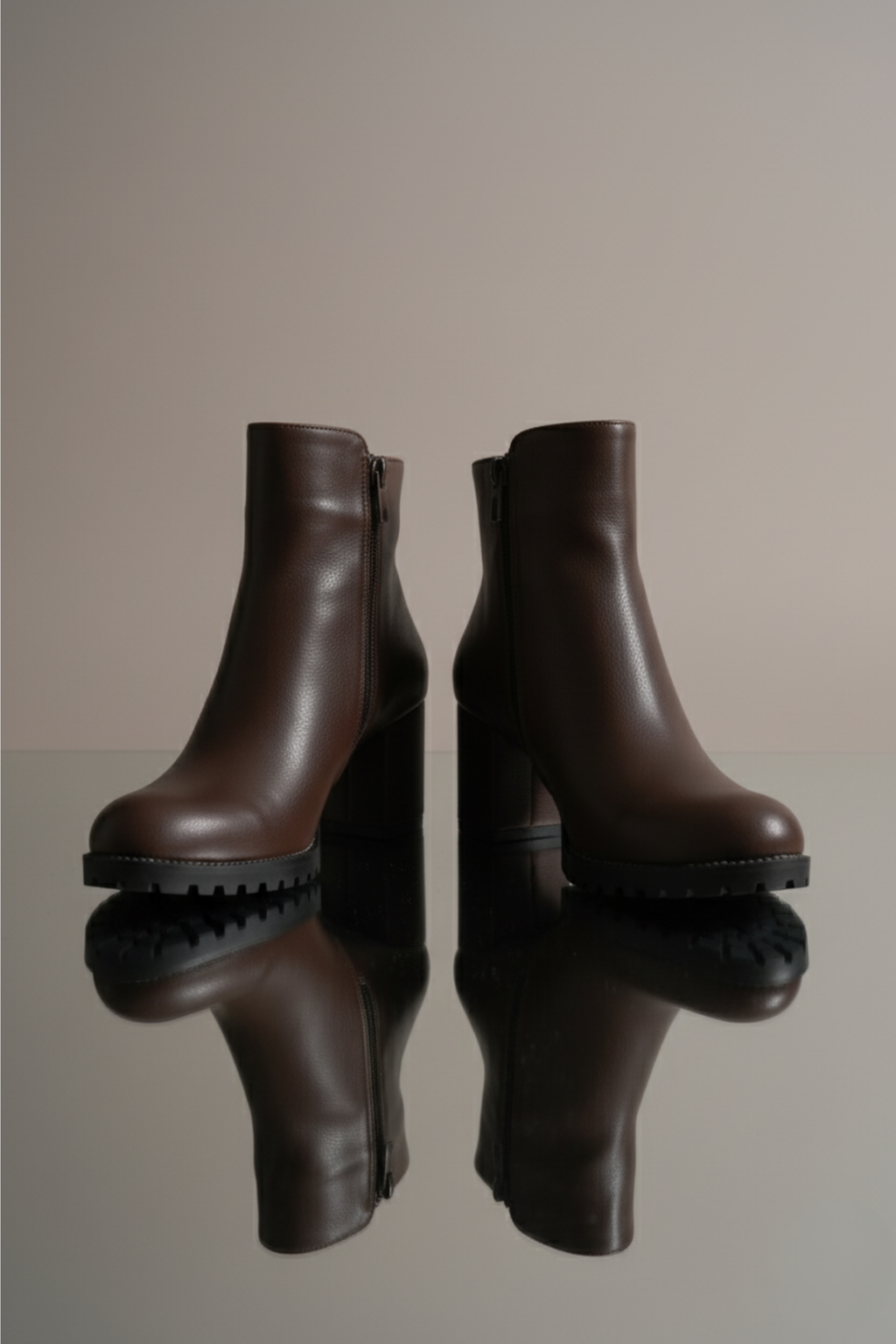 Brielfy Düz Kahverengi Topuklu Kadın Bot | Zamansız Şıklık, Günlük Konfor