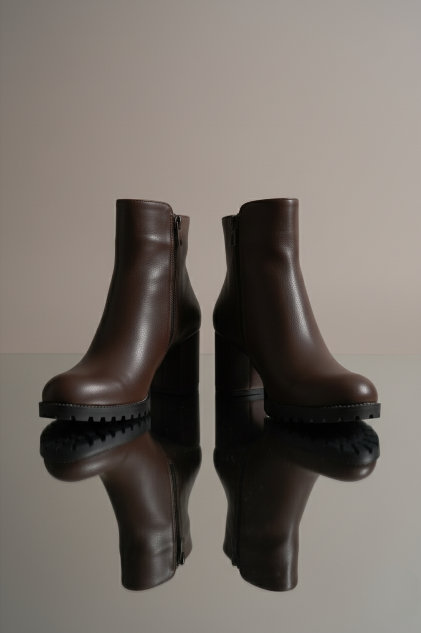 Brielfy Düz Kahverengi Topuklu Kadın Bot | Zamansız Şıklık, Günlük Konfor