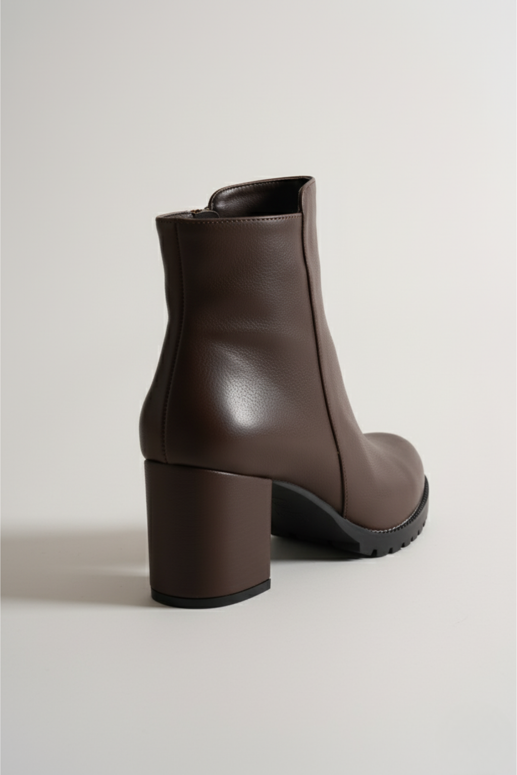 Brielfy Düz Kahverengi Topuklu Kadın Bot | Zamansız Şıklık, Günlük Konfor