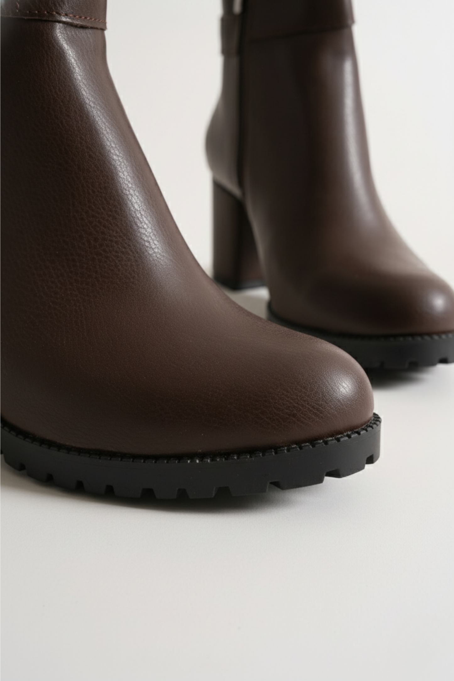 Brielfy Altın Tokalı Kahverengi Topuklu Kadın Bot